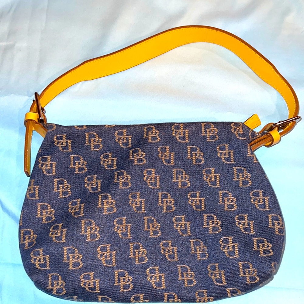 Brand-new without tag. Super cute handbag, with yellow strap🌞